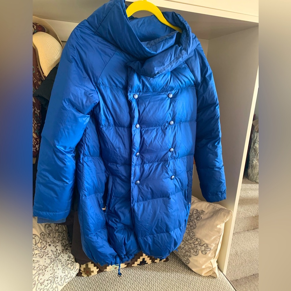 Fun car coat light as a feather as super warm. Adjustable drawstring hem